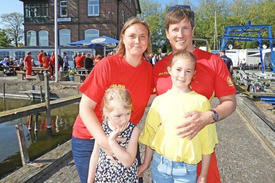 DLRG-Familie: Meike und Hans-Martin Rehse haben sich vor 17 Jahren auf der Prinzeninsel kennengelernt, Lene hat schon Silber und Sinje kann es kaum abwarten, auch bei der DLRG dabei zu sein.