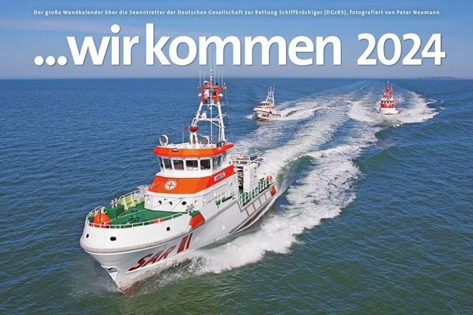 Titelblatt des Wandkalenders „… wir kommen 2024“ über Schiffe und Arbeit der Seenotretter