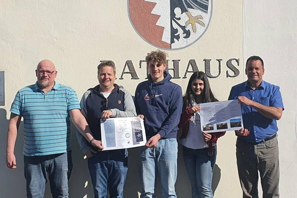 Verwaltungsangestellter Arne Puck, Kinder- und Jugendberater Udo Braeger, Kinder- und Jugendparlament Henrik Faasel und Ksenija Vrana und Bürgermeister Mark Burmeister (v. lks.).