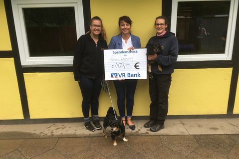 400 Euro wurden von den Bewohnern und dem Alloheim-Team an das Tierheim Lübbersdorf gespendet.