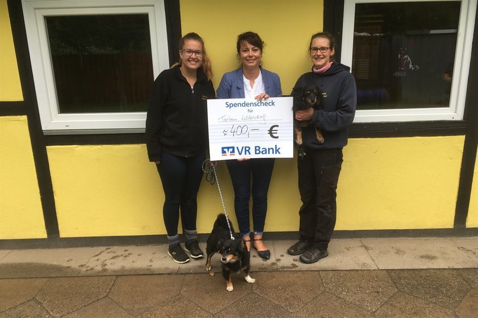 400 Euro wurden von den Bewohnern und dem Alloheim-Team an das Tierheim Lübbersdorf gespendet.