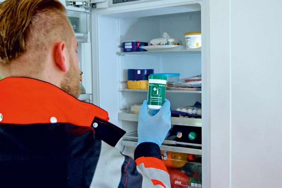 In der Notfalldose im Kühlschrank sind alle wichtigen und notfallrelevanten Details der Patient*innen sofort verfügbar. Foto: djd/www.notfalldose.de