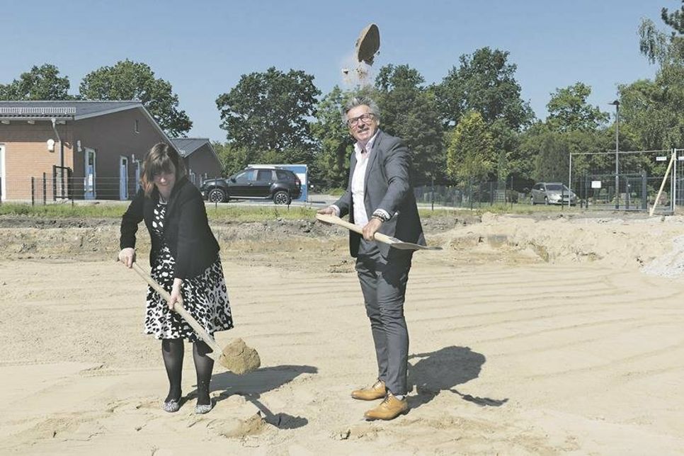 Seit dem gemeinsamen Spatenstich von Heike Steinbach und Andreas Zimmermann Anfang Juni ist schon rege Bautätigkeit für die neue Tagespflege im Ernst-Prüß-Weg zu beobachten…
