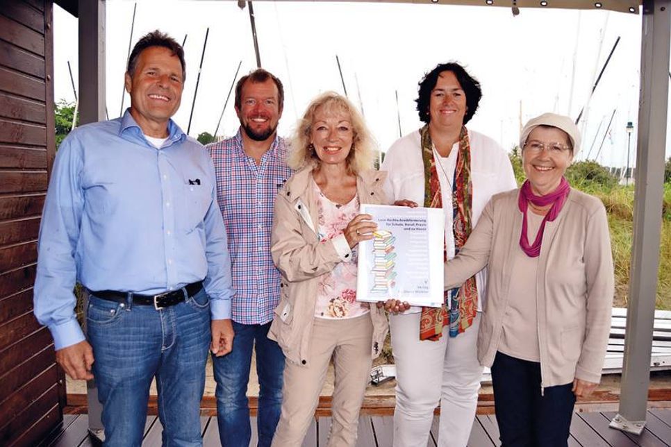 Freuen sich über den Start der neuen Lese-Rechtschreibförderung (v.li.n.re.): Hans-Georg Rath, Schulleiter der GGS-Strand, Jörn Eckert (VHS-Vorsitzender), die Dozentinnen Anette Sandkuhl und Christine Beisner sowie Astrid Kreissl von der VHS Timmendorfer Strand. (Foto: René Kleinschmidt)