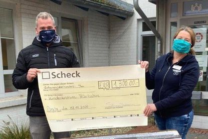 Magrit Janssen, Diplom-Psychologin und Leitung des „Froschteichs“ mit dem Spender Leif Krause.