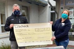 Magrit Janssen, Diplom-Psychologin und Leitung des „Froschteichs“ mit dem Spender Leif Krause.