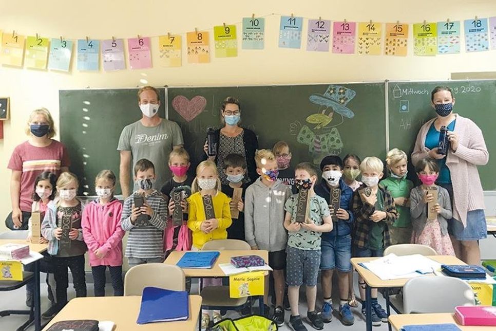 Die Erstklässler haben zum Schulstart als erste Schüler die Trinkflasche des Fördervereins erhalten, die jetzt alle für einen guten Zweck käuflich erwerben können.