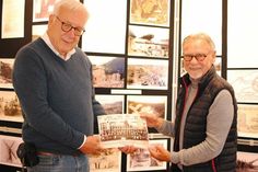 Uwe Lüthje (v. l.) und Volkmar Heller tüfteln bis zuletzt, wie sie mit zahlreichen historischen Fotos eine lebendige Geschichte erzählen können.