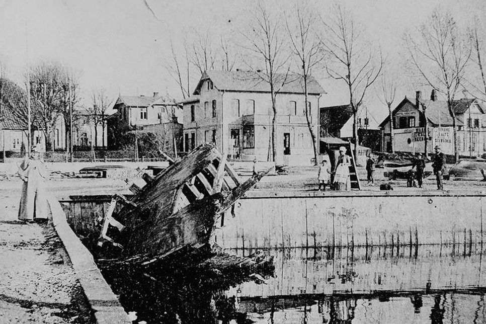 Manches wirkt nach bis heute. Dieses Foto etwa zeigt den Besitzer des Hotels Seegarten, der 1905 eine Kegelbahn bauen ließ, als Zeitvertreib für Marinesoldaten.