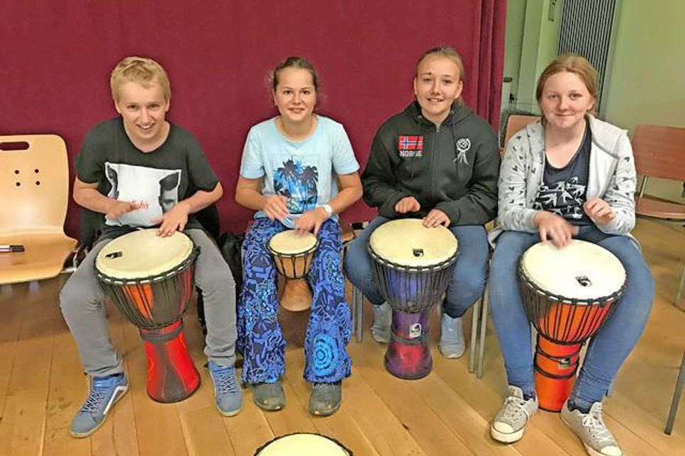 Julian (12), Anna (12), Anne (12) und Katinka (12) gehen zusammen in die siebte Klasse an der Schule an den Auewiesen. Die vier waren sich nach dem Unterricht einig: „Das hat total Spaß gemacht! Besonders toll war, dass Morphius so schnell trommeln kann!“