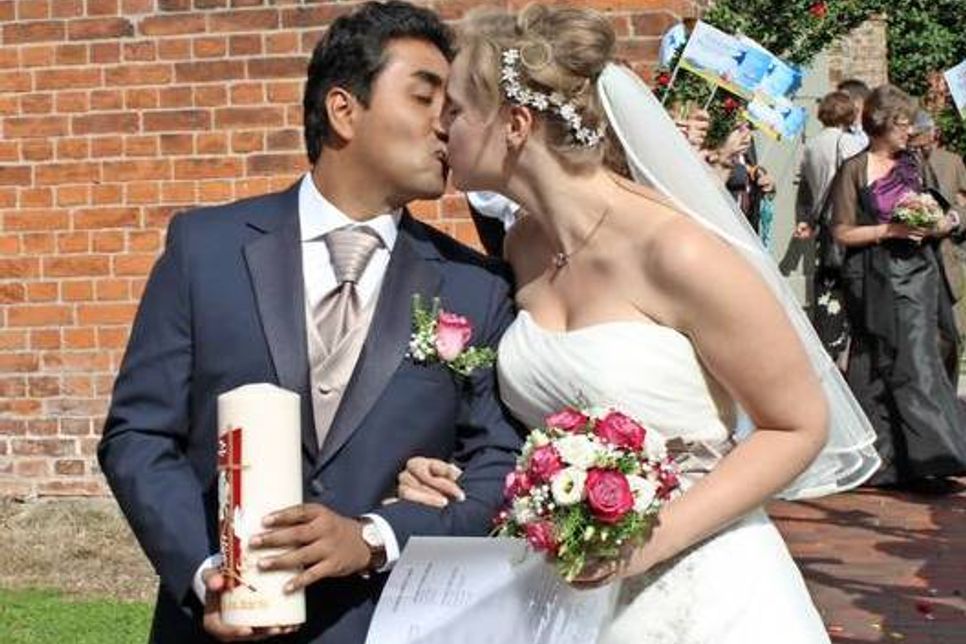 Traumhochzeit während des europäischen folklore festivals in der Hospitalkirche.