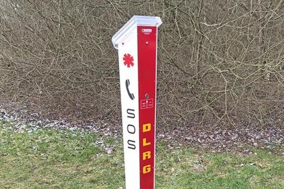 Die neue Notrufsäule an der Wöbbensredder Badestelle in Bad Malente.