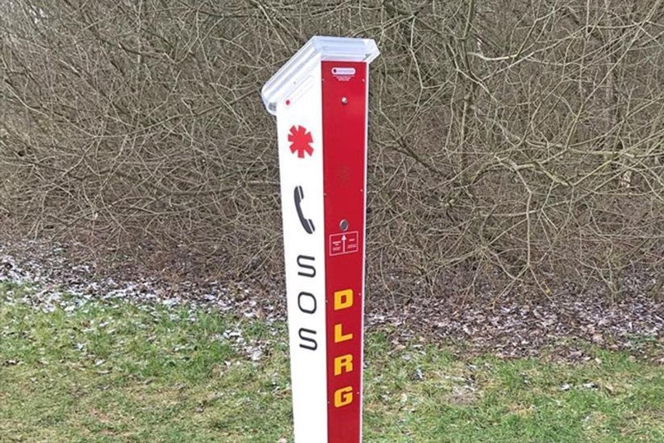 Die neue Notrufsäule an der Wöbbensredder Badestelle in Bad Malente.