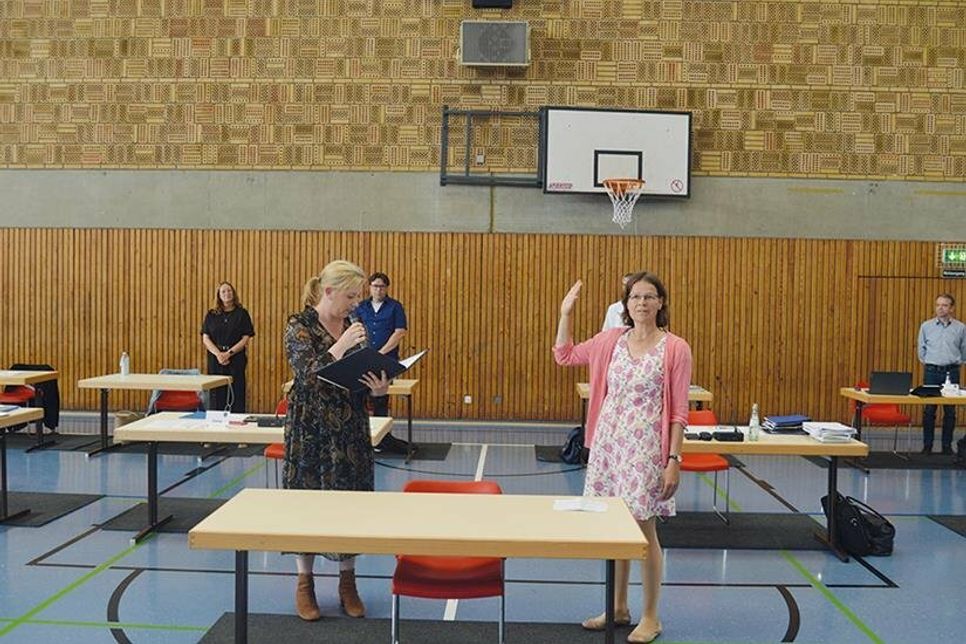Dr. Katrin Engeln spricht mit erhobener Hand den von Stadtpräsidentin Wiebke Zweig vorgelesenen Amtseid nach.