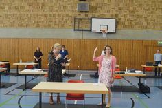Dr. Katrin Engeln spricht mit erhobener Hand den von Stadtpräsidentin Wiebke Zweig vorgelesenen Amtseid nach.