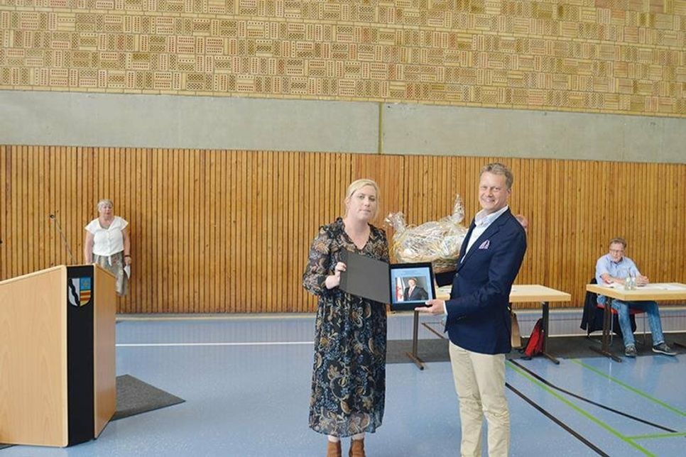 Bad Schwartaus Stadtpräsidentin Wiebke Zweig verabschiedete Dr. Uwe Brinkmann mit lobenden Worten aus dem Amt.