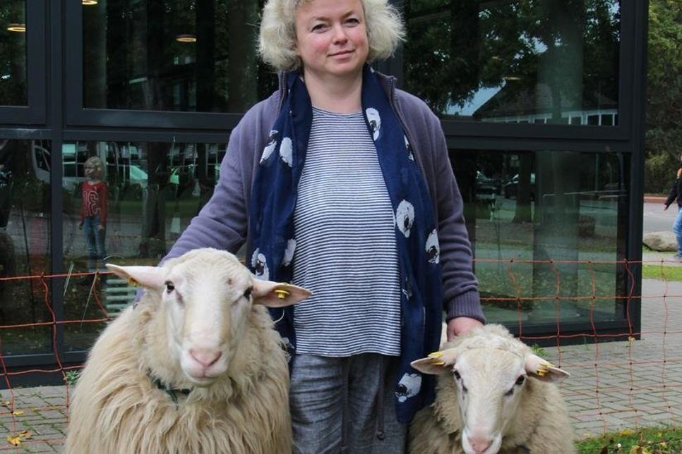 Schafzüchterin Dr. Andrea Boldt-Lynsche kam mit Walker und Zati.