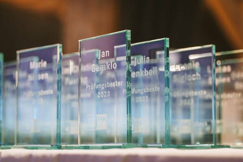 Die Prüfungsbesten bekamen einen Glaskörper und eine Urkunde von der IHK zu Lübeck überreicht. (Foto: www.guidokollmeier.com)