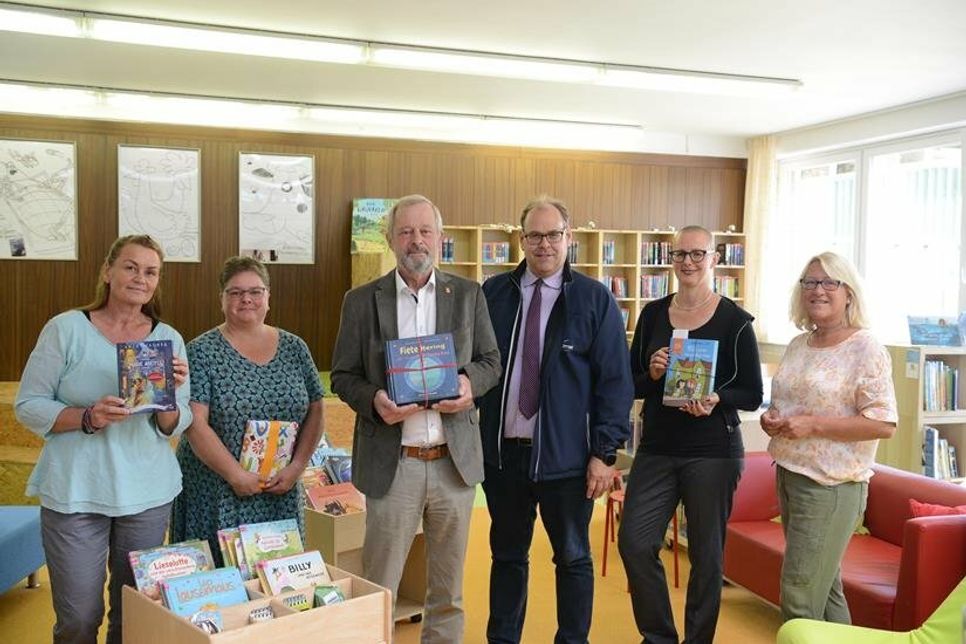 Die ehrenamtlichen Helferinnen Andrea Barth und Susanne Müller, Bürgervorsteher und Lesementor Heinrich Holtfester, Bürgermeister Mirko Spieckermann, Initiatorin der Schulbücherei Marit Wöster und Schulleiterin Antje Sagawe (v. lks.) freuten sich bei der offiziellen Eröffnungsfeier im neuen Bücherhafen nicht nur über den lichtdurchfluteten, gemütlichen Raum, sondern auch über zahlreiche Bücherspenden.