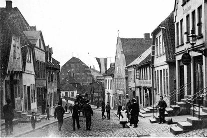 Seit Gründung der Stadt ist die Brückstraße eine der wichtigsten Straßen. Weil sie am unteren Ende sehr steil abfiel, hat man Mitte des 19. Jahrhunderts den Straßenkörper im mittleren Bereich abgesenkt, um zwischen der Brücke und dem Marktplatz einen gleichmäßigen Anstieg für den Fuhrverkehr zu erreichen.