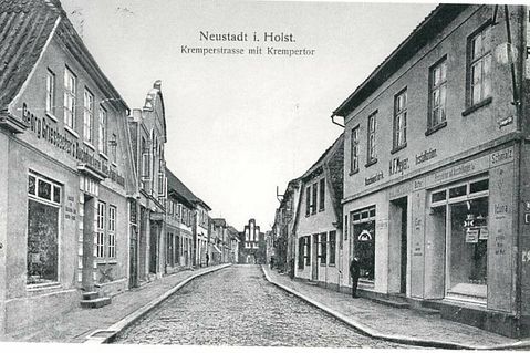 Die Kremper Straße und das Kremper Tor im Jahr 1923.