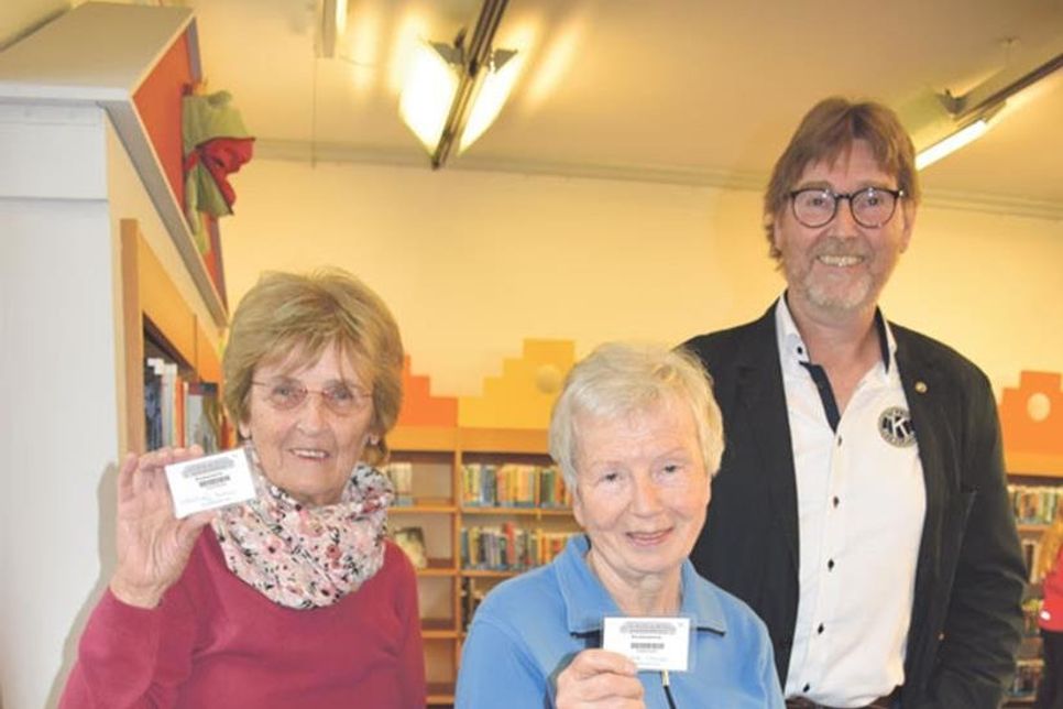 Ortstermin in der Kreisbibliothek: Stellvertretend für alle Mentorinnen und Mentoren nahmen Marlies Wösthoff, Ingolf Jenß und Christel Hilgenfeld ihre Leseausweise von Kiwanis-Präsident Rainer Steinbock entgegen.
