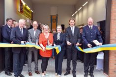 Landrat Reinhard Sager (von links), Axel Strunk, Landesamt für Landwirtschaft, Umwelt und ländliche Räume, Dorfvorsteherin Sandra Radünz, Bürgervorsteherin Anja Evers, Bürgermeister Robert Wagner und Ortswehrführer Thomas Brede beim obligatorischen Durchschneiden des Bandes. (Foto: René Kleinschmidt)