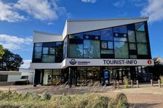 Außenansicht der neuen Tourist-Info Scharbeutz. (Foto: www.luebecker-bucht-ostsee.de)