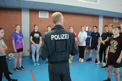 Als der reporter die Praktikanten und Praktikantinnen bei der Bundespolizei besucht hat, stand gerade der Sporttest auf dem Programm.