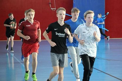 24 Runden á 100 Meter sollten die Jungs in 12 Minuten schaffen. Die Mädchen mussten 20 Runden zurücklegen.