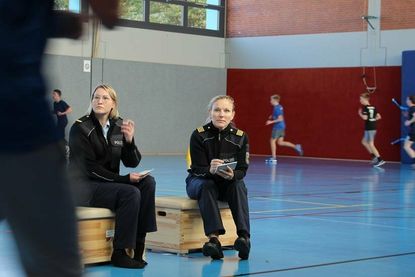 Die Ausbilderinnen Nadine Blumberg (lks.) und Esther Hecht zählten die Runden.