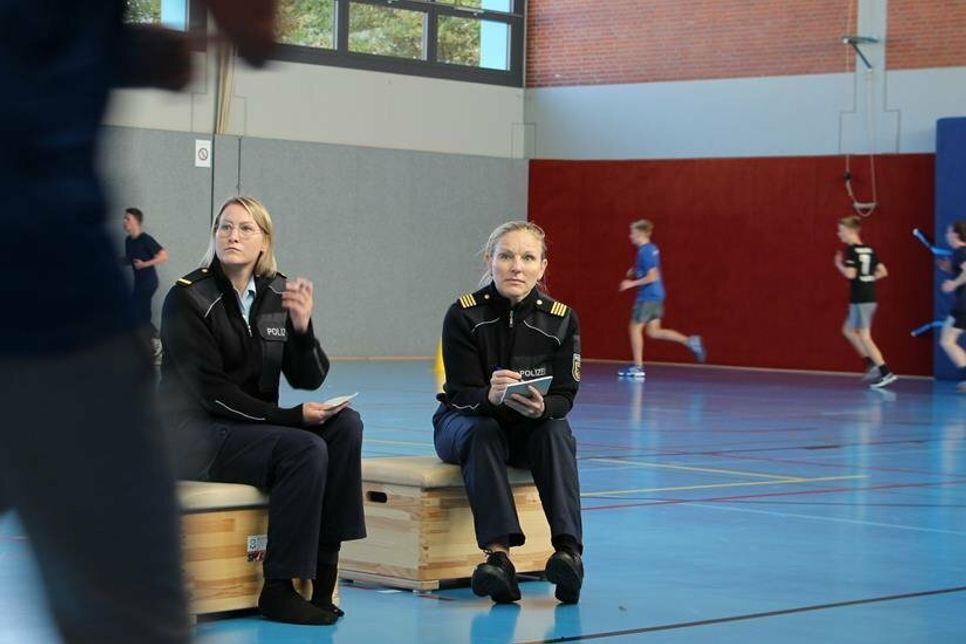 Die Ausbilderinnen Nadine Blumberg (lks.) und Esther Hecht zählten die Runden.