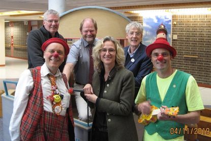 Clown Maximum; Nina Hiller, Präsidentin des Rotary Clubs Neustadt-Ostsee; Clown Schlenzo (vorne v. lks.); Steffen Knoop, Präsident des Lions Clubs Neustadt; Prof. Dr. Egbert Herting, Kinderarzt; Ekkehard Boll, Vorsitzender des Vereins Klinik-Clowns (hinten v. lks.).
