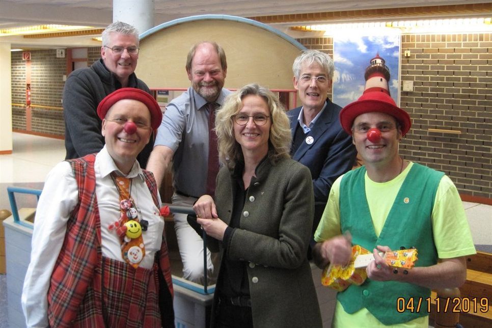Clown Maximum; Nina Hiller, Präsidentin des Rotary Clubs Neustadt-Ostsee; Clown Schlenzo (vorne v. lks.); Steffen Knoop, Präsident des Lions Clubs Neustadt; Prof. Dr. Egbert Herting, Kinderarzt; Ekkehard Boll, Vorsitzender des Vereins Klinik-Clowns (hinten v. lks.).