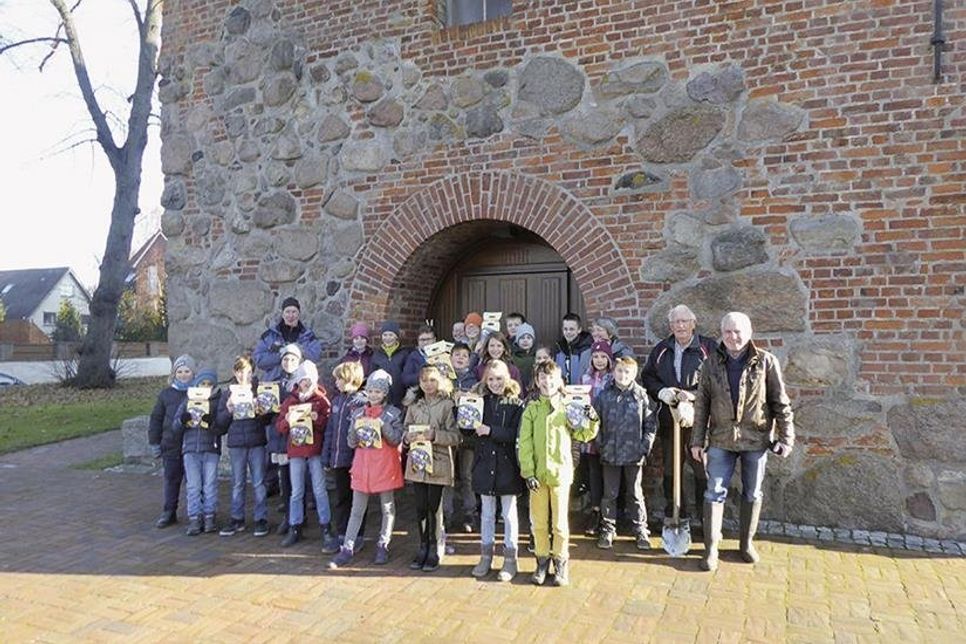Klassenlehrerin Erika Fischer mit den Kindern der 4c der Grundschule Bad Schwartau sowie den Helfern des Umweltbeirats an der Kirche in Rensefeld.  (Foto: R. Meisterjahn)