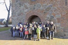 Klassenlehrerin Erika Fischer mit den Kindern der 4c der Grundschule Bad Schwartau sowie den Helfern des Umweltbeirats an der Kirche in Rensefeld.  (Foto: R. Meisterjahn)