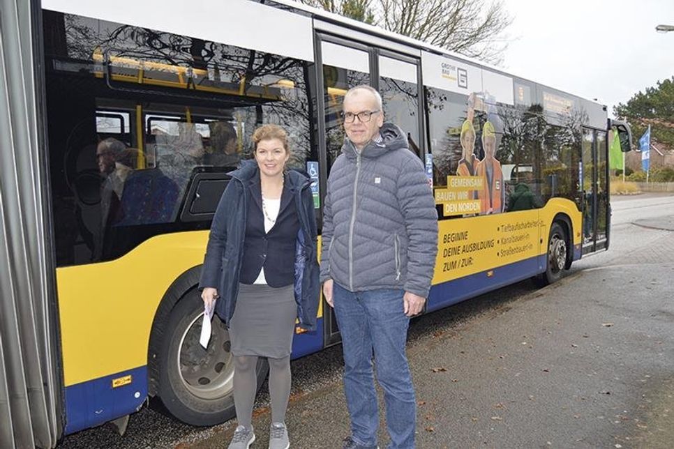 An der Bushaltestelle in der Marienburgstraße machen sich Stockelsdorfs Bürgermeisterin Julia Samtleben und Ordnungsamtsleiter Stefan Köhler ein Bild vom ÖPNV, der durch die Fördermaßnahme der Gemeinde noch stärker genutzt werden soll.