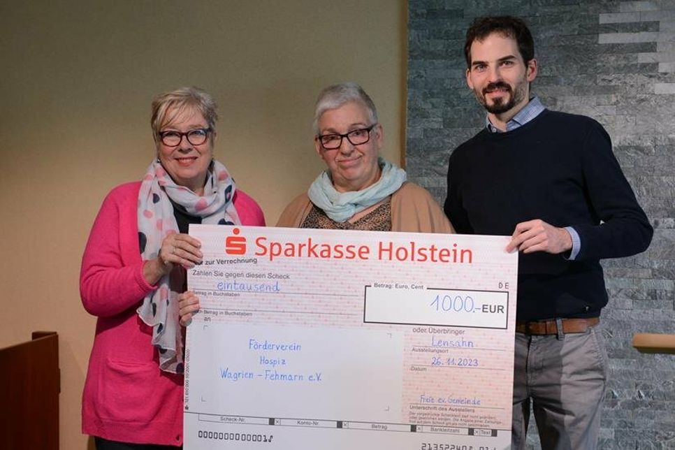 Beate Rinck vom Förderverein Hospitz Wagrien Fehmarn e. V., Evelyn Lang von der freien evangelischen Gemeinde, die die Aktion mit vorangetrieben hat, und Pastor Simon Borchers (v. lks.) bei der Scheckübergabe.