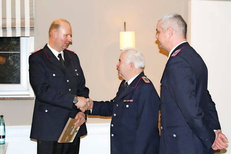 Wehrführer Thomas Brede (links) und sein Stellvertreter Jan Strunck ehren Herrmann Körner (Mitte) für 60 Jahre Ehrenamt in der Feuerwehr Groß Timmendorf. (Foto: FFW)