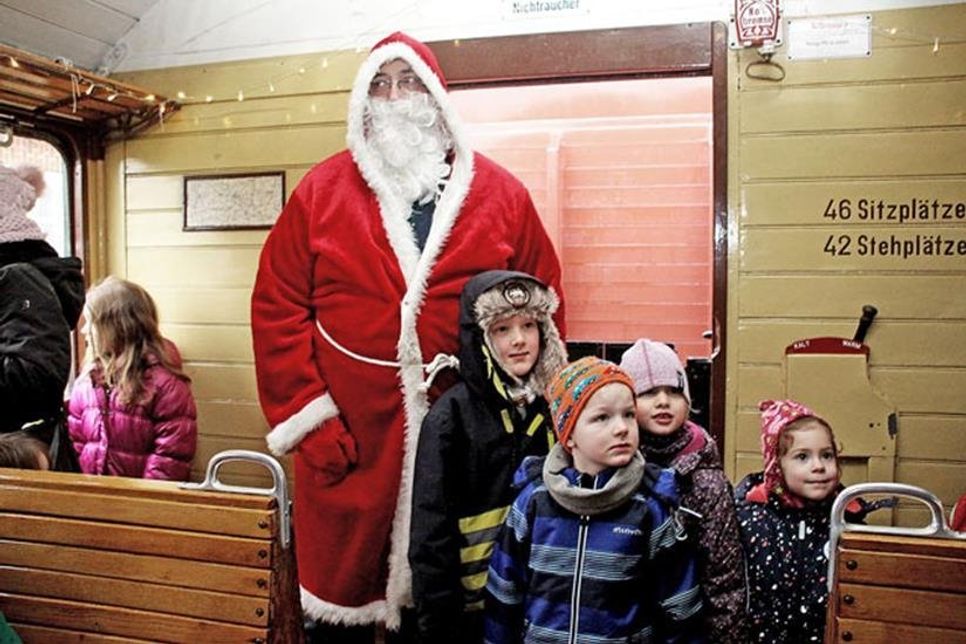 Der Weihnachtsmann wird gleich von den mutigen Kindern umlagert