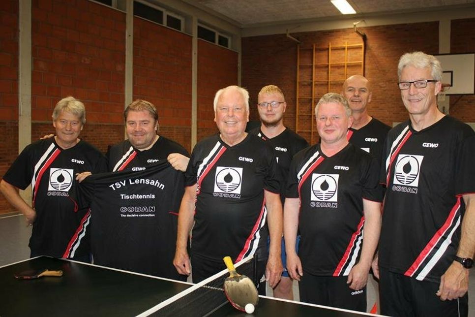 Die Tischtennissspieler des TSV Lensahn in den neuen Trikots.