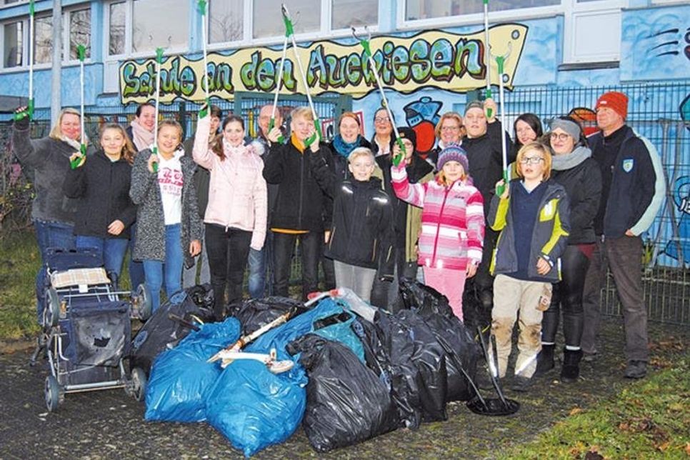 Gemeinsame Sache für eine saubere Umwelt machten Malenter Schülerinnen und Schüler und tatkräftige BürgerInnen.