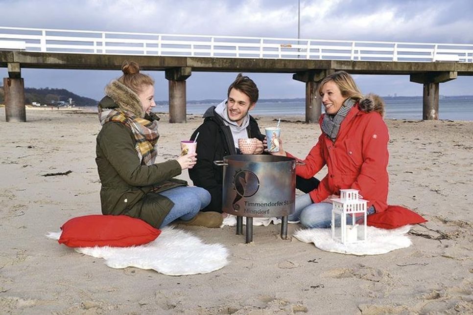 Jana Thomsen, Yannik Panke und Christine Knebelkamp freuen sich auf die erste Beachparty im Rahmen des Winter-StrandKlubs in Timmendorfer Strand. (Foto: René Kleinschmidt)