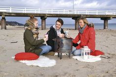 Jana Thomsen, Yannik Panke und Christine Knebelkamp freuen sich auf die erste Beachparty im Rahmen des Winter-StrandKlubs in Timmendorfer Strand. (Foto: René Kleinschmidt)