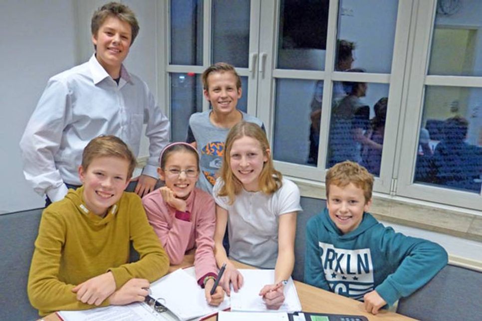 Thore, Julius, Karlotta, Lea, Josef und Tristan wünschen sich einen Skatepark in Malente und haben auch schon ganz konkrete und vernünftige Ideen – Bürgermeisterin Tanja Rönck und Birgit Boller von der Gemeinde Malente nehmen sie auf und freuen sich über die engagierten jungen Malenter.