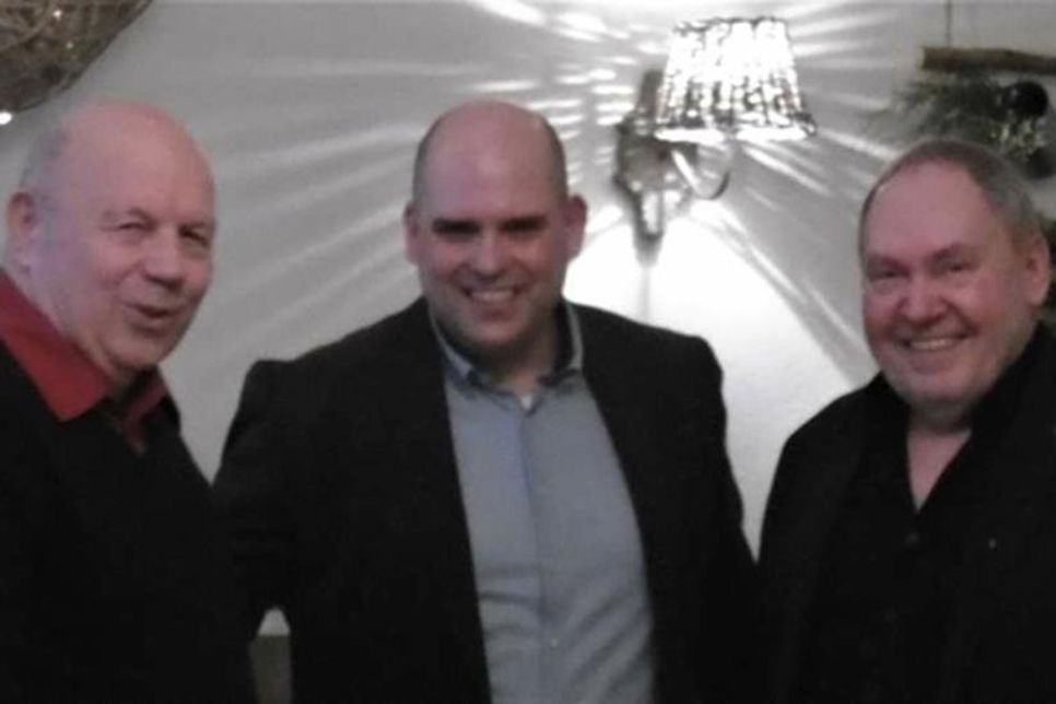 Norbert Kahl und Robert Thiele überreichen Hermann Benker (v. re.) die Ehrenurkunde.