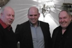 Norbert Kahl und Robert Thiele überreichen Hermann Benker (v. re.) die Ehrenurkunde.