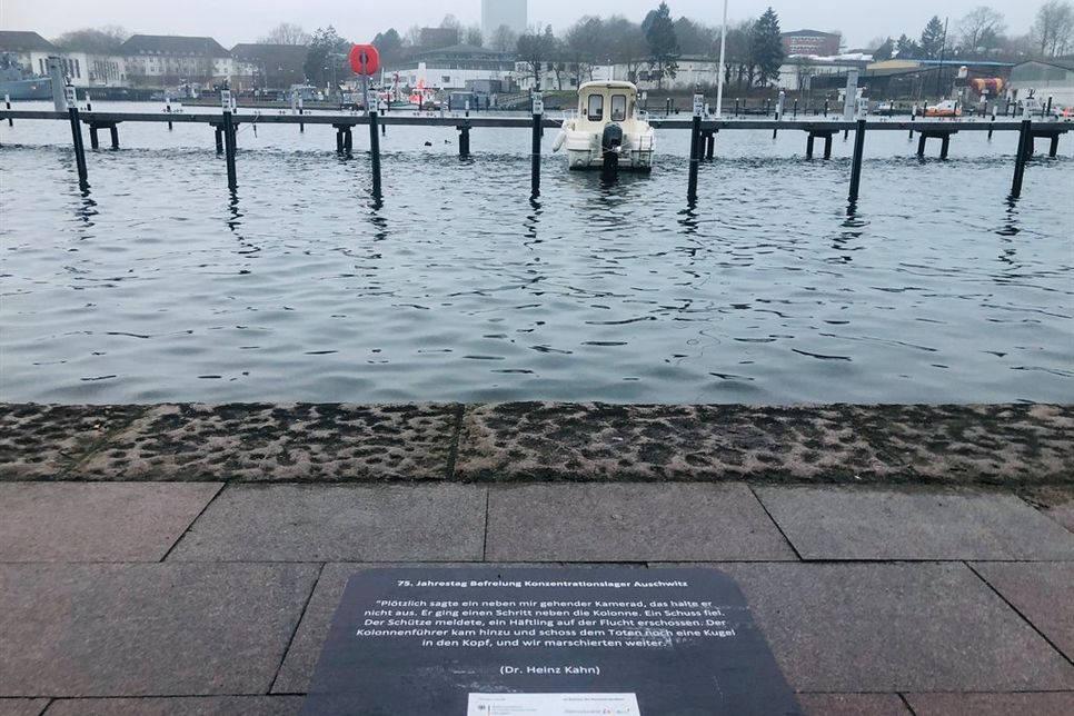 Über die Zitate auf dem Boden sollten Spaziergänger „stolpern“.