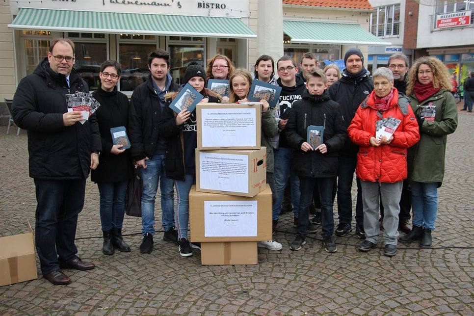 Gemeinsam gegen das Vergessen: die Beteiligten versammelten sich bereits am vergangenen Freitag auf dem Marktplatz, um Bücher zu verschenken, Postkarten zu verteilen und Zitate von Auschwitz Überlebenden abzubilden.