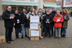 Gemeinsam gegen das Vergessen: die Beteiligten versammelten sich bereits am vergangenen Freitag auf dem Marktplatz, um Bücher zu verschenken, Postkarten zu verteilen und Zitate von Auschwitz Überlebenden abzubilden.